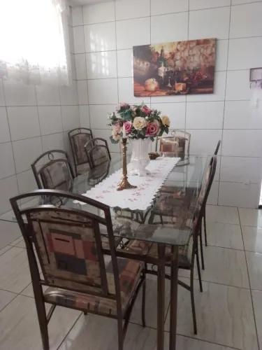 Mesa de metal com tampo de vidro e oito cadeiras 