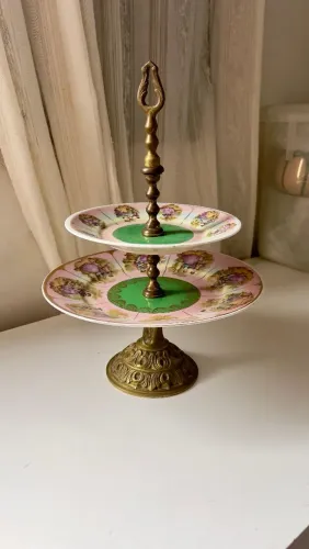 Fruteira / Porta Doces 2 Andares Vintage - Porcelana Estilo Fragonard e Latão