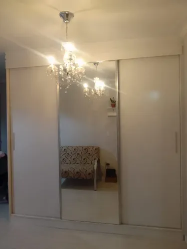 Guarda Roupa grande com espelho