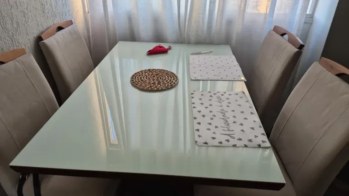 Mesa de jantar com quatro cadeiras.