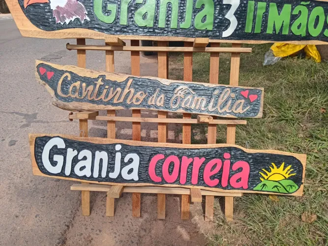 Letreiros em madeira entalhado