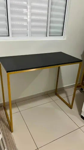 Mesa em MDF Preta com Estrutura Dourada - NOVA