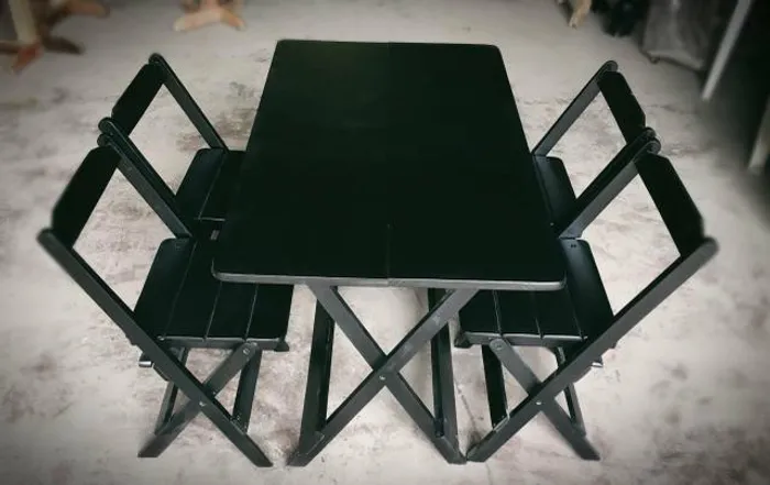 Mesa dobrável com 4 cadeiras