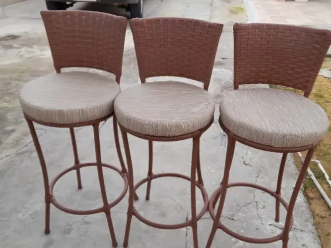 Banqueta com Estofado: Conforto e Estilo em Fibra Sintética e Alumínio