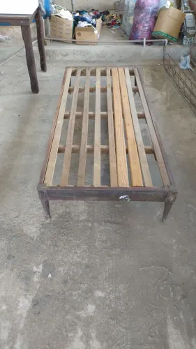 Cama antiga auxiliar no estado das fotos 