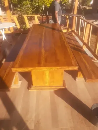 Mesa de Ardósia Pintada Estilo Madeira e banco sem encosto