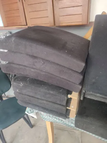 6 Cadeiras de jantar pretas desmontadas - Muito bonitas oportu.  para quem sabe reparar