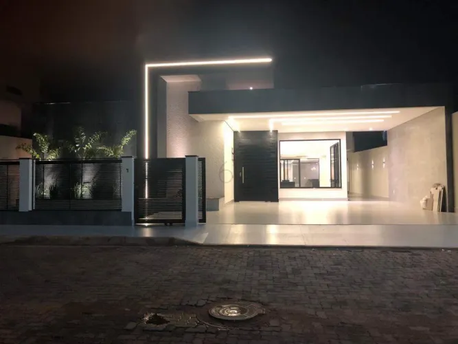 Encante-se com o Alto Padrão na Região dos Lagos: Casa Luxuosa em Condomínio Exclusivo!
