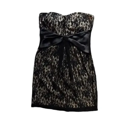 Vestido de Renda Tomara que Caia Preto com Laço e Bojo