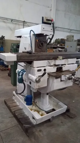 Fresadora universal U-30 Romi com Cabeçote vertical.