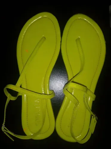 Sandálias rasteirinhas neon