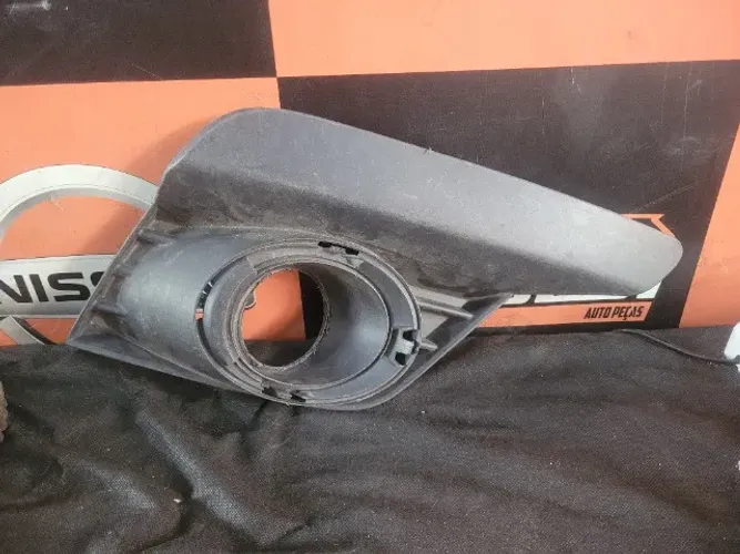 Moldura do Farol de Milha Direito Renault Sandero Logan 2014 a 2019 261A28132R 263317695R