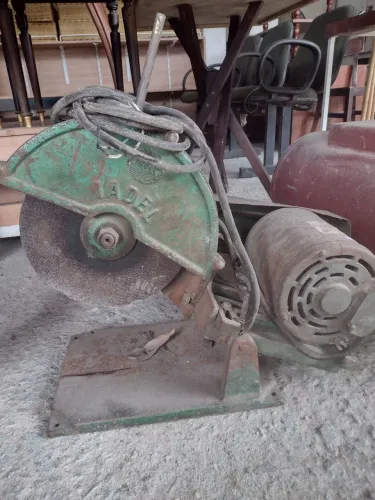 Máquina Policorte de Bancada 