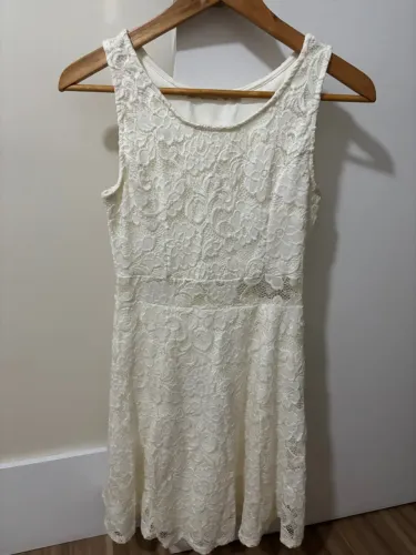Vestido branco de renda