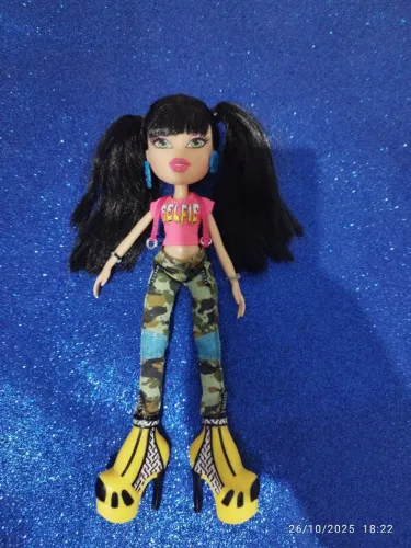 Boneca Bratz Selfie Snaps Jade cabelo preto olhos verdes acessórios MGA 2015