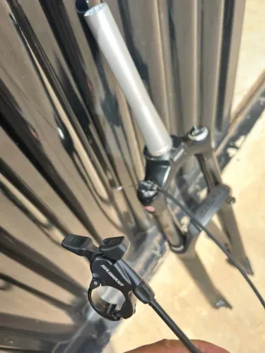 Suspensão Suntour XCR ar com trava.