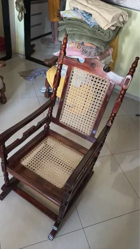 Cadeira de Balanço em Madeira Maciça