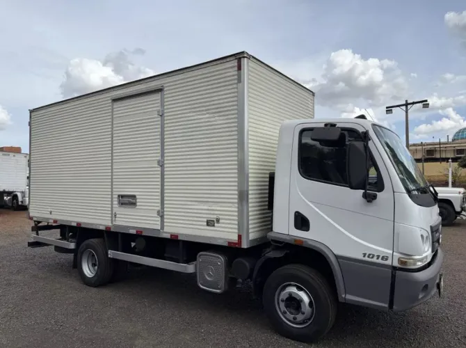 M.B Accelo 1016 Baú Seco 2015