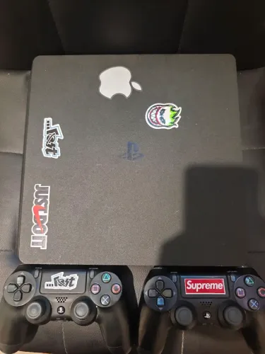 PS4 SLIM, 1 TB de armazenamento, 2 controles