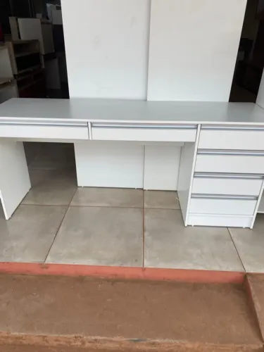 Penteadeira em Mdf com gaveteiro e divisórias, produto novo e com garantia. 