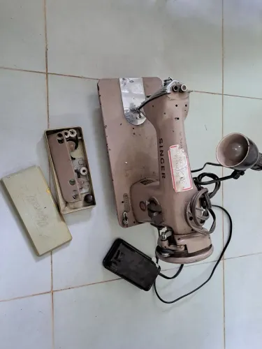 Maquina de costura vintage anos 60