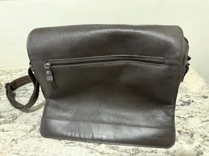 Bolsa de Ombro Masculina em Couro Marrom