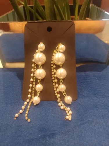 Lindo brinco de pérola vistoso, charmoso , com filetas  de strass.Brinde pulseira .