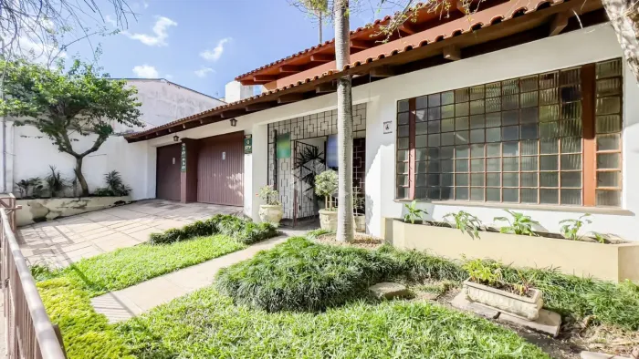 Casa no Bairro Cidade Baixa, 2 dormitórios com 230 m2 e vaga para 4 carros.