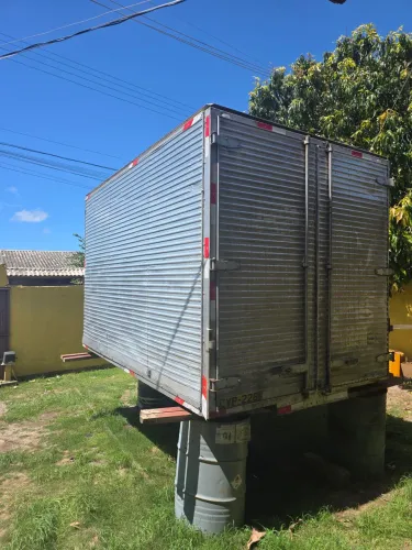 Baú alumínio com porta lateral