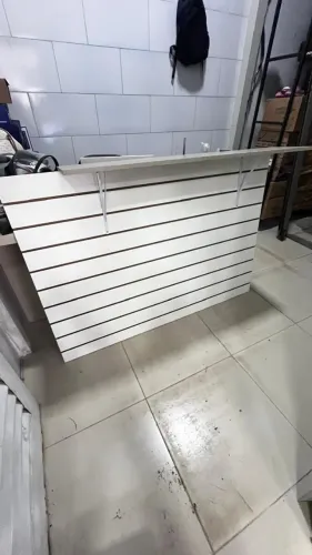 Placa ripada com prateleira