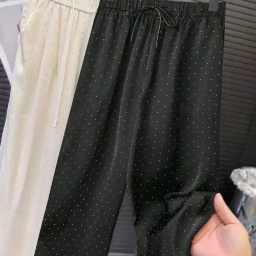 Calça feminina preta com strass tecido tipo seda veste M ao G<br>