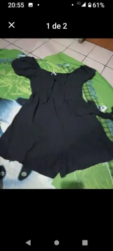 Macacão curto preto com detalhe de manga