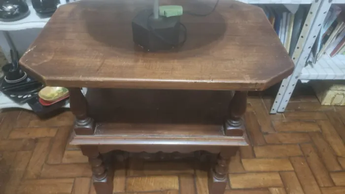 Mesa de apoio de madeira maciça 