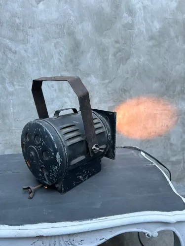 Luminária tipo projetor industrial antigo com lâmpada