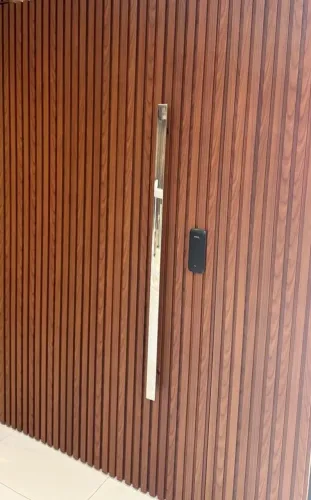 Porta em Alumínio Ripado cor madeira puxador  inox e fechadura eletrônica de 1,65x217