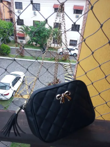 Bolsa feminina de ombro preta matelassê com laço