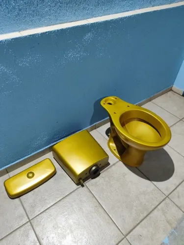 Kit vaso sanitário com caixa acoplada na cor dourada