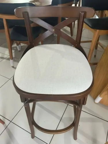 BANQUETAS EM MADEIRA COM ASSENTO BEGE EM LINHO/ VALOR POR UNIDADE