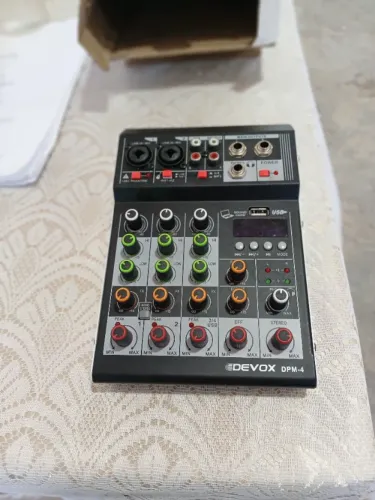 Mesa de som 4 canais(Novo)