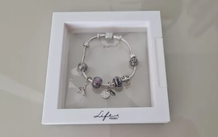 Pulseira Vivara com Berloques, em prata, perfeita!