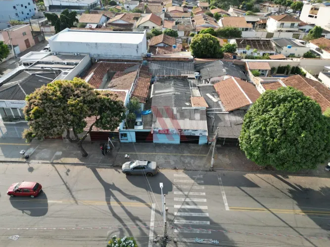 Casa Residencial e com Ponto comercial de 412m² com Kitnets já rendendo aluguel, em frente