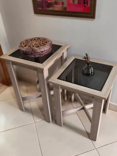 Conjunto de mesas laterais.