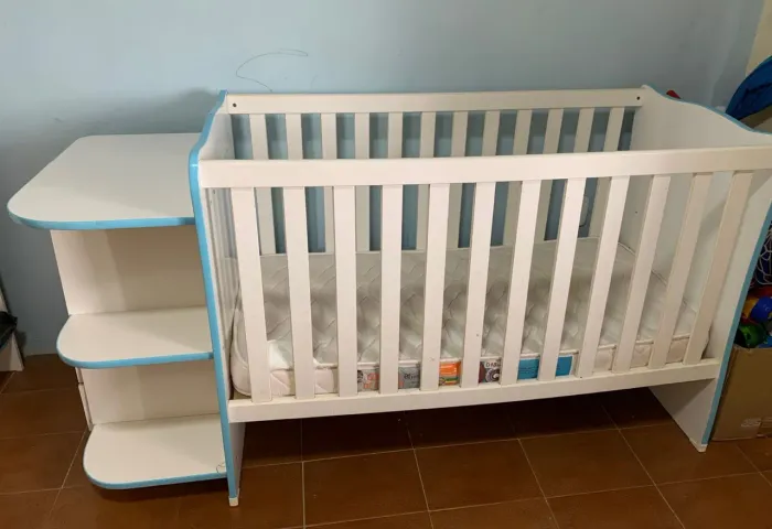Vendo berço cm o colchão e guarda roupa de 2 portas infantil menino,vendo os 2 por 400