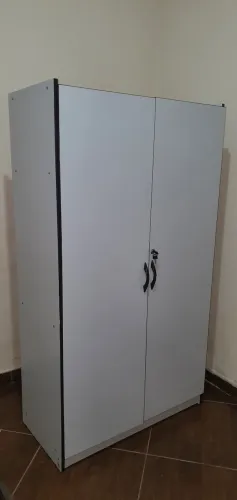 Armário Multiuso com Chave - Ótimo Estado (Cinza Gelo com detalhes pretos)