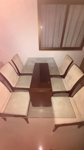 Mesa de madeira com 6 cadeiras