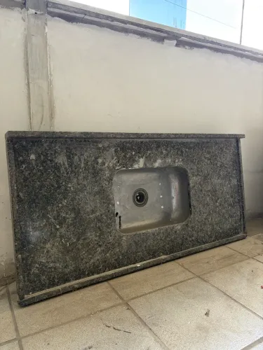 Pia de granito cinza com a Cuba
