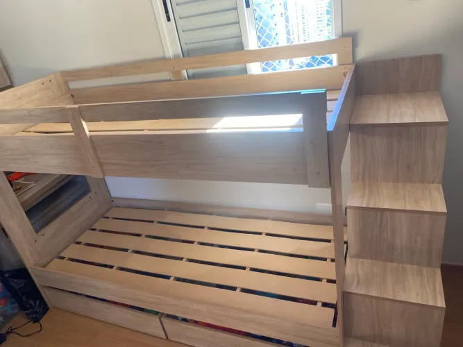 Beliche com 2 gavetas e escada lateral com nichos