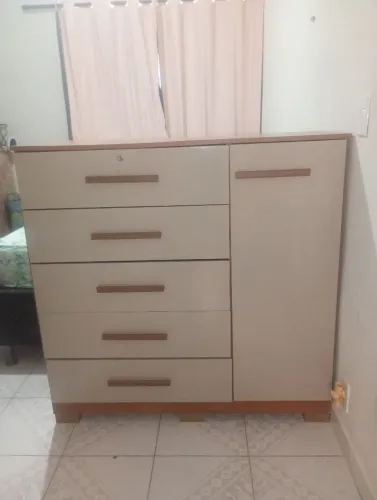 Cômoda 5 gavetas e 1 porta