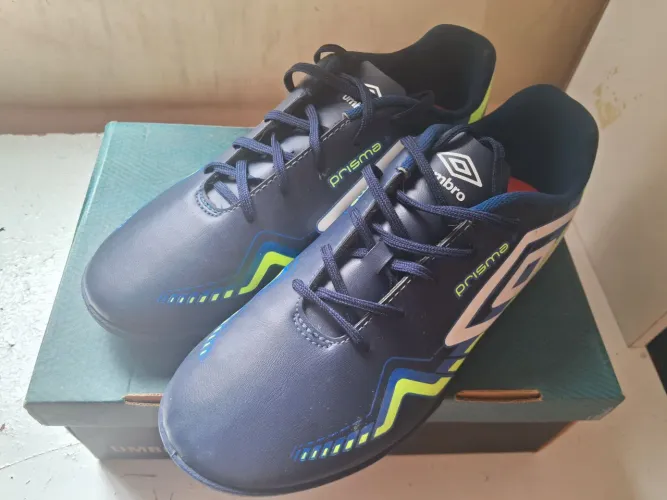 Chuteira Society Umbro Prisma +.