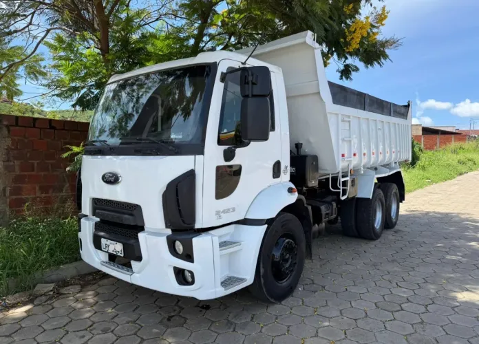 Caminhão caçamba Ford 2423